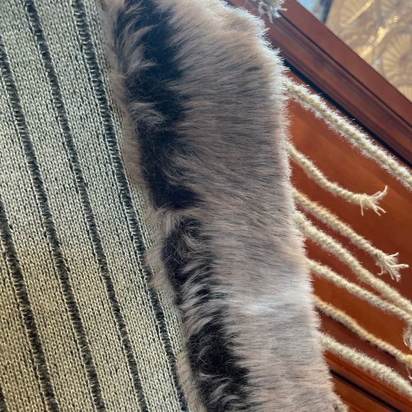 Woolen Kashmiri Poncho - Picture 9 of 12